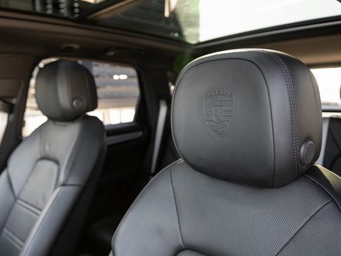 Used 2022 Porsche Cayenne Platinum Edition image 23