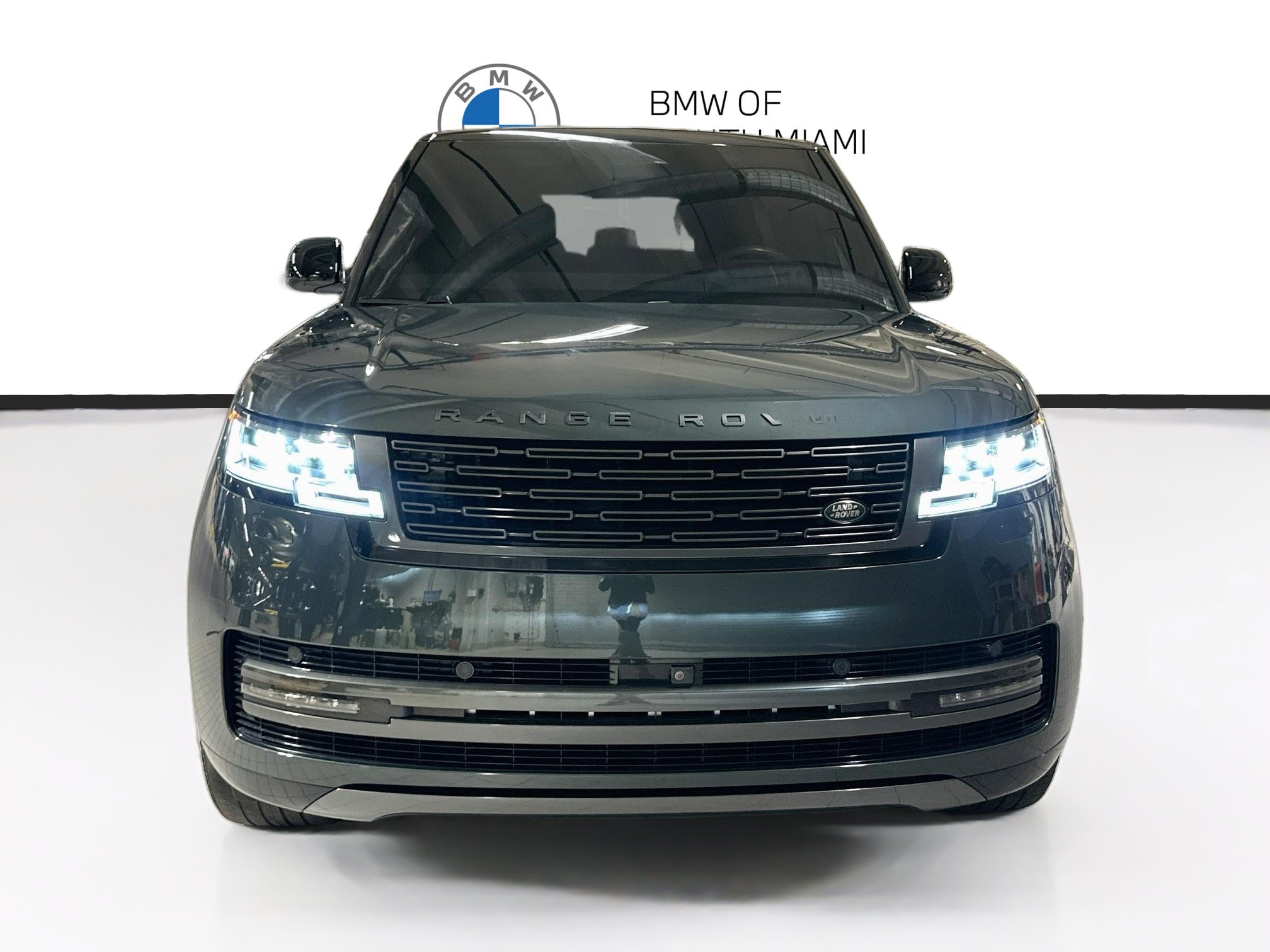 Used 2025 Land Rover Range Rover SE AWD/4WD image 2