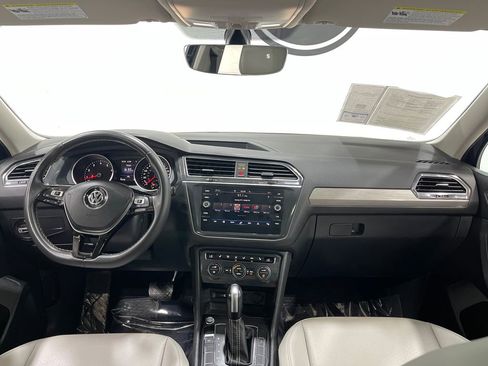 Used 2021 Volkswagen Tiguan SE w/ Panoramic Sunroof Package image 17