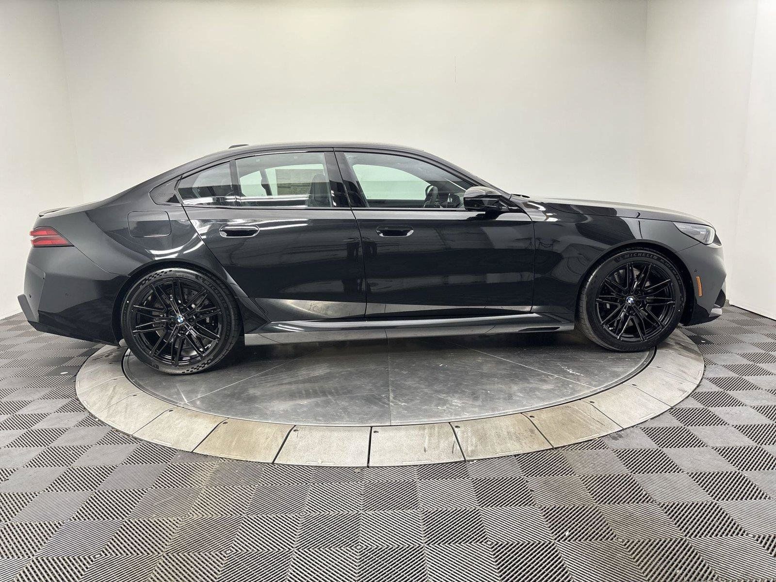 New 2027 BMW M5 w/ Executive Package AWD/4WD image 17
