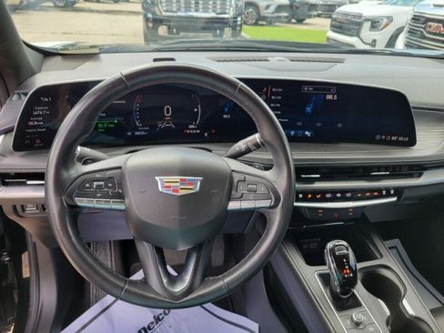 Used 2024 Cadillac XT4 Premium Luxury image 11