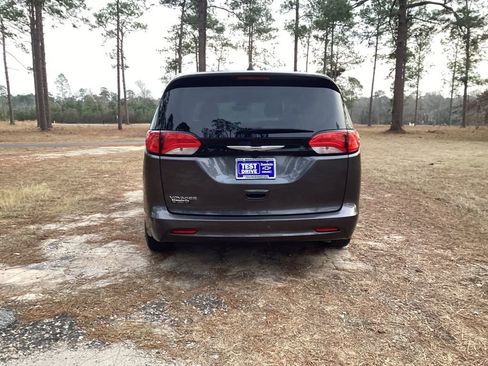 Used 2023 Chrysler Voyager LX FWD image 4