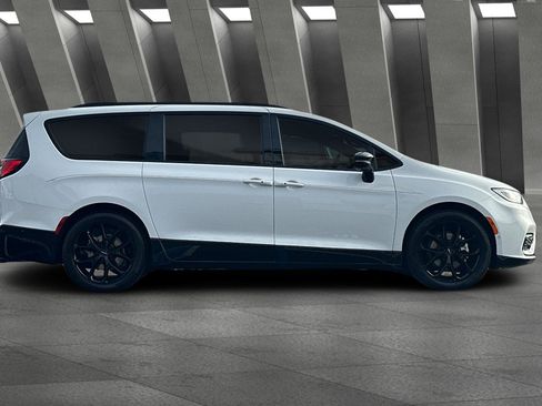 Used 2024 Chrysler Pacifica Limited w/ Uconnect Theater Family Group image 3