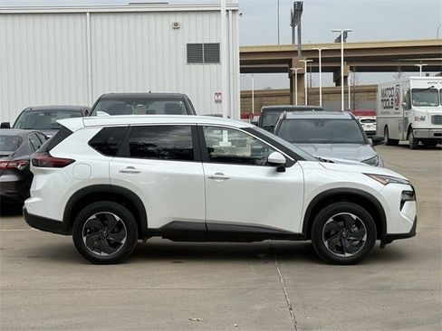 Used 2024 Nissan Rogue SV image 3