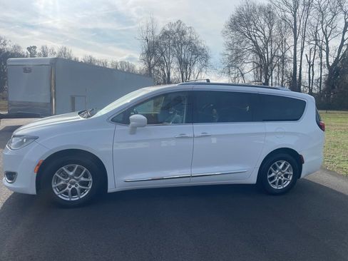 Used 2020 Chrysler Pacifica Touring-L image 2