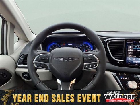 Used 2023 Chrysler Pacifica Touring-L image 10