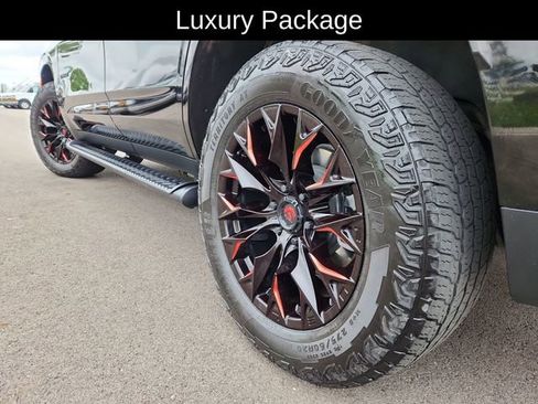 Used 2024 Chevrolet Tahoe Z71 w/ Luxury Package AWD/4WD image 18