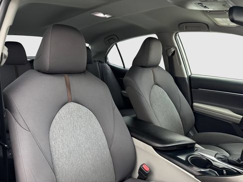 Used 2018 Toyota Camry LE FWD image 38