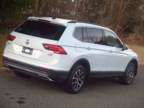 Used 2018 Volkswagen Tiguan SE w/ Panoramic Sunroof Package image 20