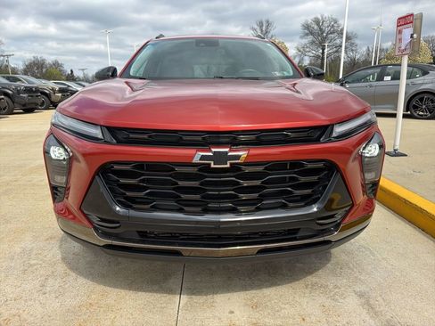 Used 2024 Chevrolet Trax ACTIV w/ Sunroof Package image 2