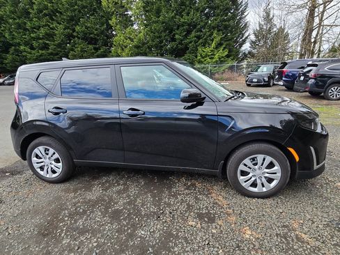 Used 2025 Kia Soul LX image 2