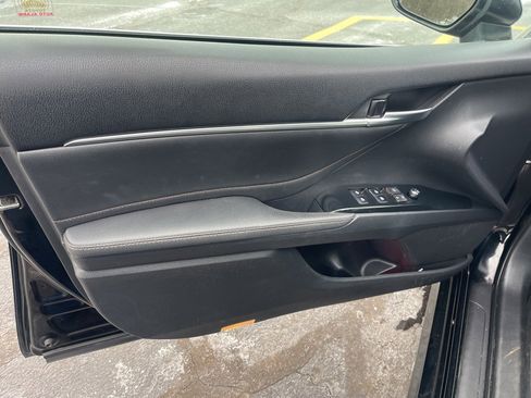 Used 2018 Toyota Camry XLE image 9