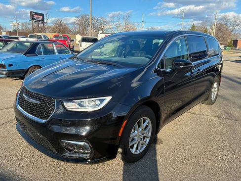 Used 2025 Chrysler Pacifica Select image 1