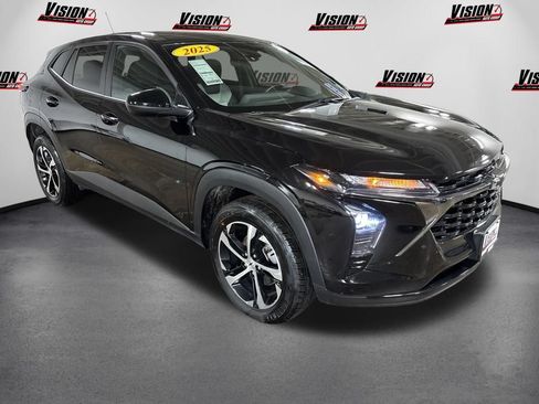 Used 2025 Chevrolet Trax RS FWD image 3