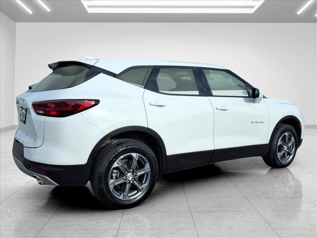 Used 2025 Chevrolet Blazer LT FWD image 11