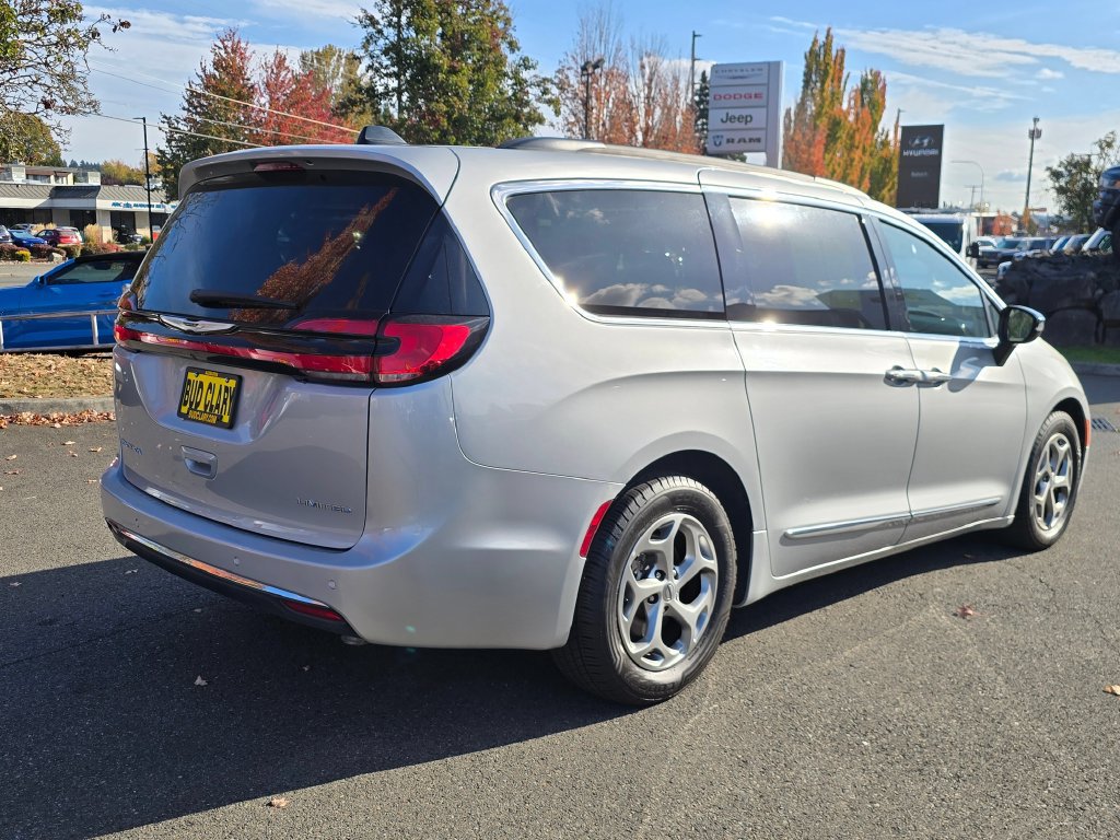 Used 2023 Chrysler Pacifica Limited FWD image 5