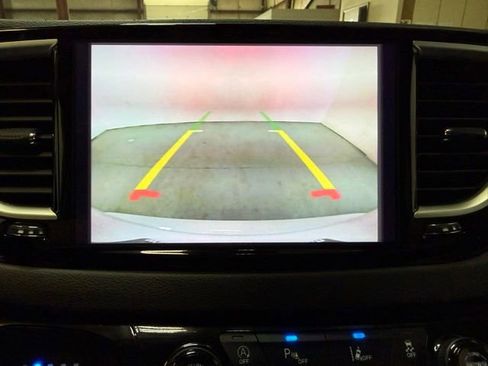 Used 2023 Chrysler Pacifica Touring-L FWD image 17