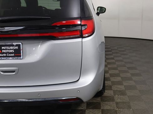 Used 2024 Chrysler Pacifica Touring-L image 18