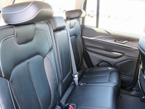 Used 2024 Jeep Grand Cherokee Limited image 18