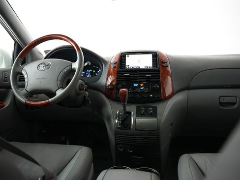 Used 2010 Toyota Sienna XLE Limited image 10