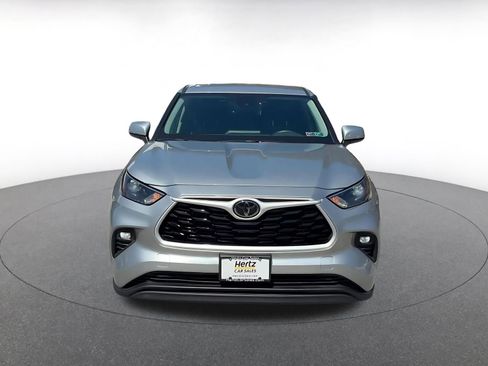 Used 2025 Toyota Highlander LE FWD image 4