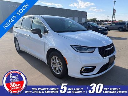 Used 2025 Chrysler Pacifica Select
