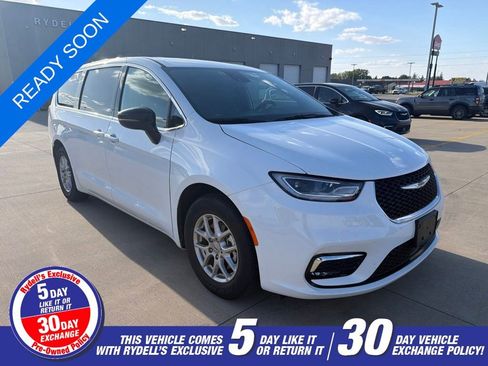 Used 2025 Chrysler Pacifica Select FWD image 1
