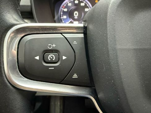 Used 2019 Volvo XC40 T5 Momentum image 14