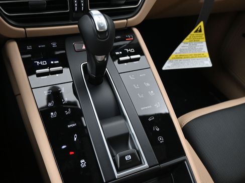 Certified 2026 Porsche Macan AWD/4WD image 13