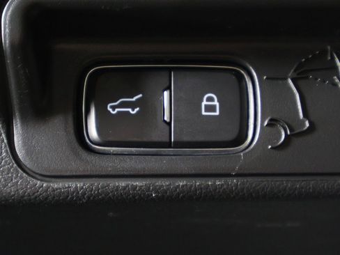 Used 2022 Ford Explorer XLT w/ Equipment Group 202A image 16