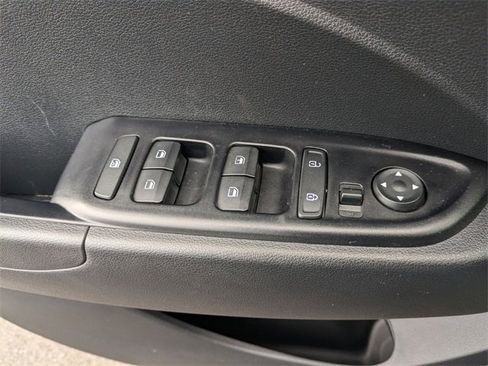 Certified 2022 Hyundai Venue SE image 12