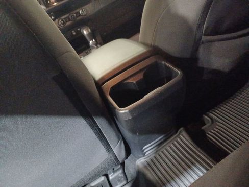 Used 2018 Toyota Tacoma TRD Sport image 22