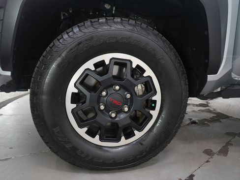 Used 2025 Toyota Tacoma TRD Off-Road w/ TRD Off Road Upgrade Package AWD/4WD image 31