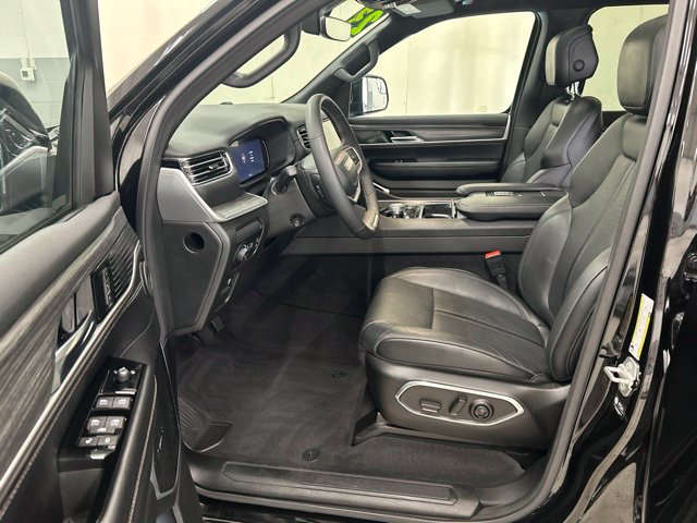 Used 2023 Jeep Wagoneer Series III w/ Premium Group I AWD/4WD image 10