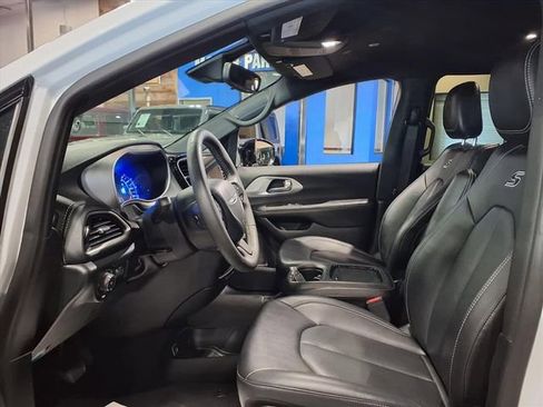 Used 2024 Chrysler Pacifica Select image 15