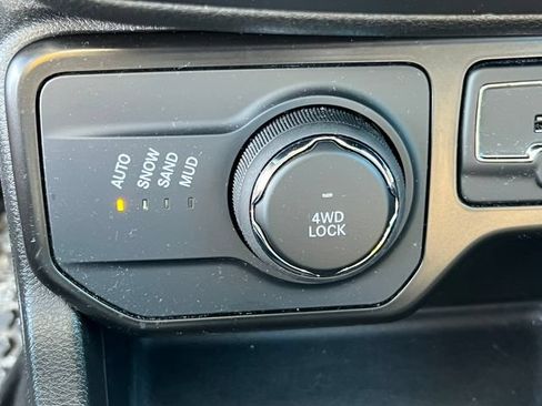 Used 2023 Jeep Renegade Latitude AWD/4WD image 12