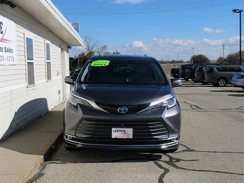 Used 2021 Toyota Sienna Limited image 5