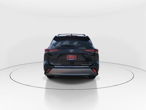 Used 2025 Toyota Highlander Platinum AWD/4WD image 7