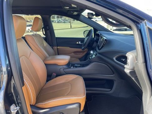 Used 2023 Chrysler Pacifica Pinnacle image 14