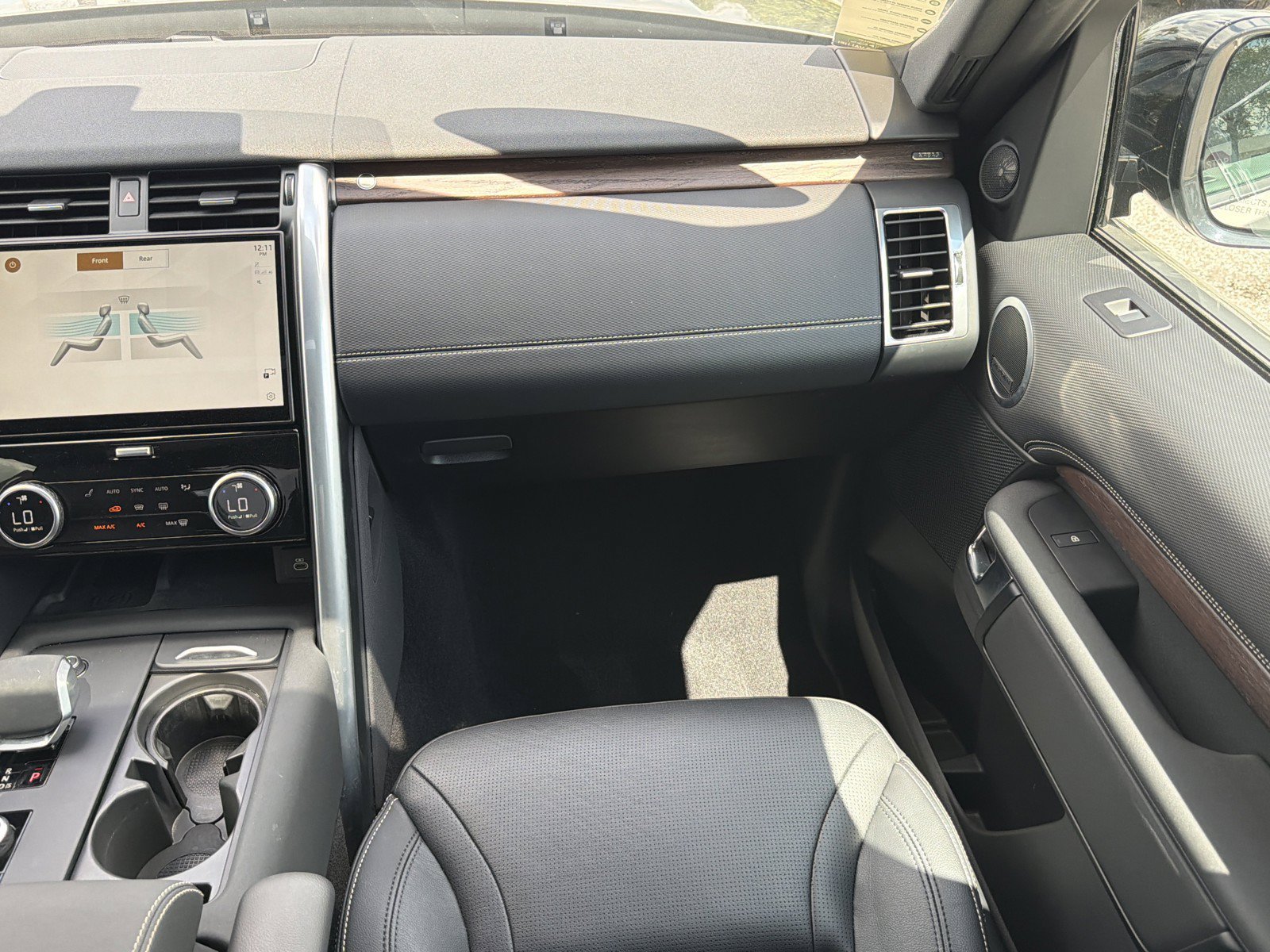 Used 2025 Land Rover Discovery Dynamic SE AWD/4WD image 17