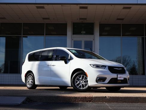 Used 2026 Chrysler Pacifica Select image 1