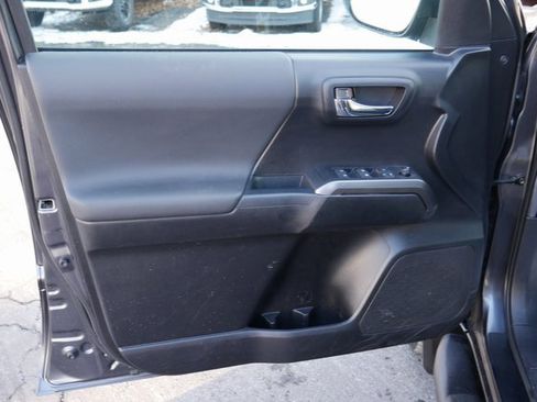 Used 2022 Toyota Tacoma TRD Sport image 11