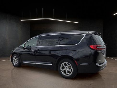 Used 2023 Chrysler Pacifica Limited FWD image 5