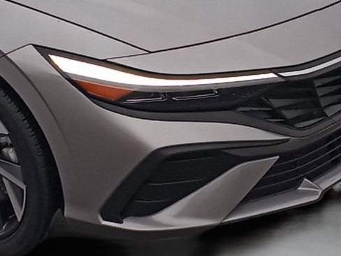 Certified 2025 Hyundai Elantra Sport image 38