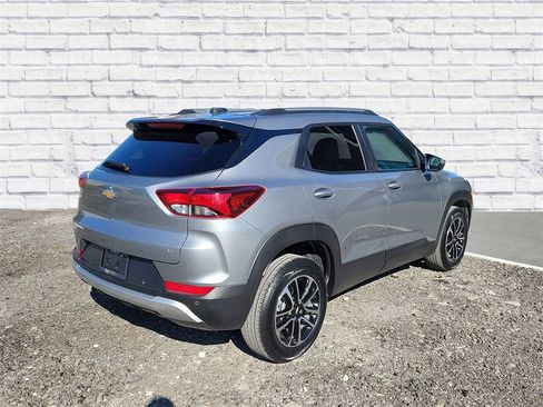 Used 2024 Chevrolet TrailBlazer LT w/ LT Cold Weather Package image 2