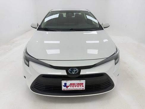 Used 2024 Toyota Corolla LE FWD image 3