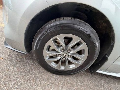 Used 2021 Toyota Sienna XLE w/ XLE Plus Package FWD image 4