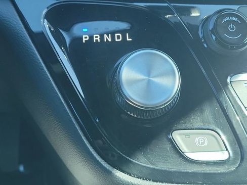 Used 2025 Chrysler Pacifica Select image 32