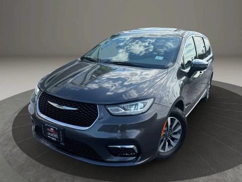 Used 2023 Chrysler Pacifica Limited FWD image 2