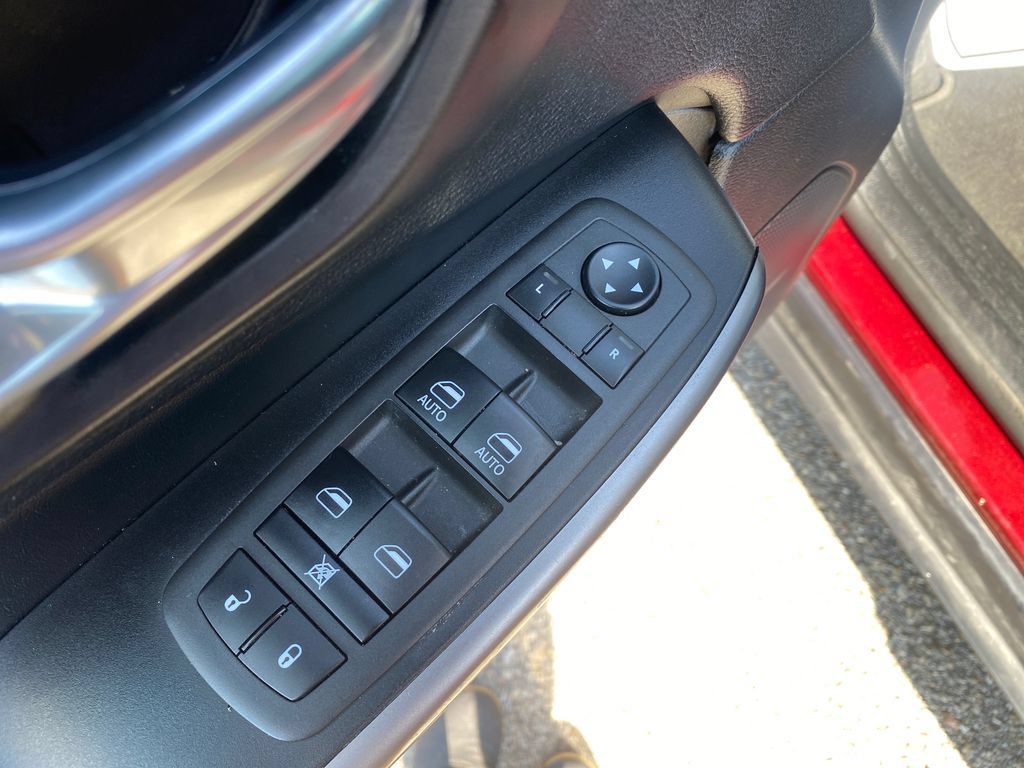 Used 2021 Jeep Cherokee Latitude Plus AWD/4WD image 12